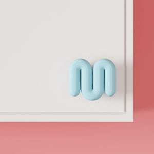Peut inclure: Un bouton de meuble bleu clair en forme de M ondulé avec une texture nervurée, fixé sur une surface blanche rectangulaire à panneau plat. Le bouton présente un design lisse et arrondi avec des rainures verticales le long de sa structure.