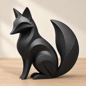 Könnte beinhalten: Eine mattschwarze Fuchsfigur mit einem stilisierten, geometrischen Design und scharfen, kantigen Linien. Der Fuchs ist in sitzender Position dargestellt, wobei der Kopf leicht zur Seite gedreht ist und der große, geschwungene Schwanz aufrecht steht.