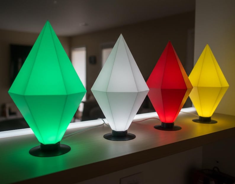 Lámpara de mesa Sims Plumbob, 4 tamaños y 8 colores, ¡llavero GRATIS incluido!