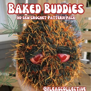 Pode incluir: Um pacote de padrões de crochê para fazer um brinquedo de pelúcia sem costura. O brinquedo é verde e laranja com olhos vermelhos e tem a forma de uma folha de marijuana. O pacote de padrões chama-se "Baked Buddies".
