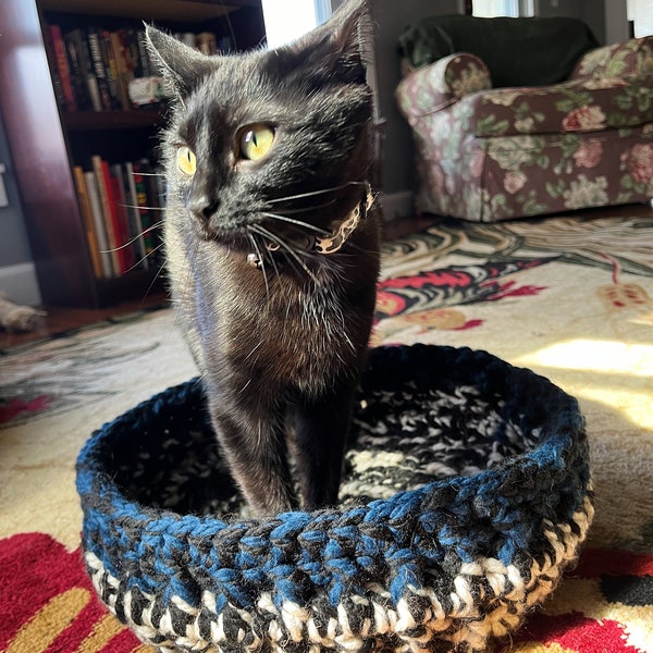 Handmade pet bed, pet mat, crochet pet bed, pet bed for cats or dogs, machine washable pet bed