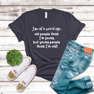 Camiseta con cita divertida para todas las edades, camiseta humorística "Estoy en una edad extraña", camiseta divertida de baby boomers, regalo de cumpleaños número 60, cumpleaños número 65, camiseta para personas mayores Heather Navy
