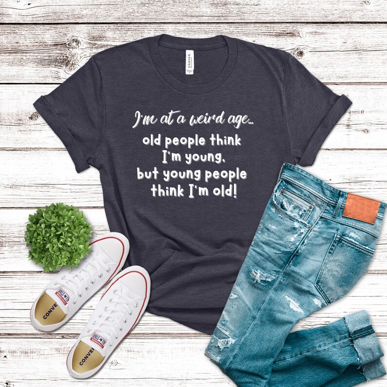 Camiseta con cita divertida para todas las edades, camiseta humorística "Estoy en una edad extraña", camiseta divertida de baby boomers, regalo de cumpleaños número 60, cumpleaños número 65, camiseta para personas mayores Heather Navy