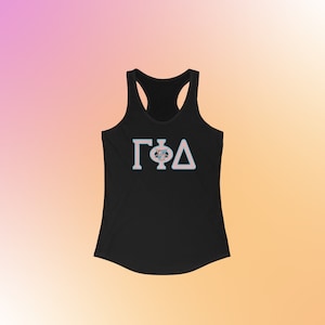 Puede incluir: Camiseta sin mangas negra con las letras griegas ΓΦΔ en azul claro y rosa. Las letras tienen un diseño floral en el centro. La camiseta sin mangas está hecha de un material suave y tiene cuello redondo.