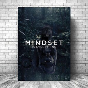 Può includere: Un poster motivazionale con una pantera nera in una foresta oscura con il testo "Mindset is everything".