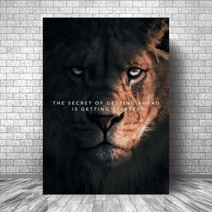 Könnte beinhalten: Ein Motivationszitat, "Das Geheimnis, um voranzukommen, ist, anzufangen", wird auf einem schwarzen Hintergrund mit einer Nahaufnahme eines Löwenkopfes angezeigt.