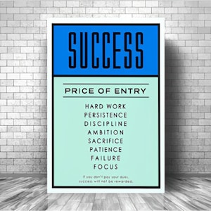 Puede incluir: Un póster motivacional con la palabra "SUCCESS" en letras grandes, negritas y negras sobre un fondo azul. El póster enumera el "PRICE OF ENTRY" como trabajo duro, persistencia, disciplina, ambición, sacrificio, paciencia, fracaso y enfoque. El texto en la parte inferior dice: "Si no pagas tus deudas, el éxito no será recompensado."