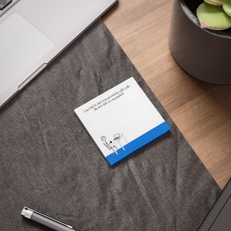 Pu&ograve; includere: Un blocco note adesivo blu e bianco con un messaggio divertente: "Mi hanno detto di iniziare ogni presentazione con uno scherzo. La prima diapositiva era il mio stipendio."