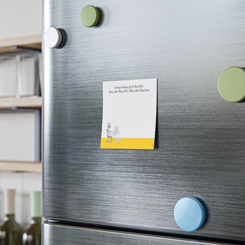 Pu&ograve; includere: Un post-it giallo con un'illustrazione di un cartone animato di una persona seduta a una scrivania con un computer. La nota dice "A tutti piace pagare in ufficio. Alcuni quando entrano, altri quando escono."