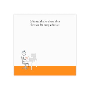 Pu&ograve; includere: Un biglietto bianco con un'illustrazione in bianco e nero di un personaggio stilizzato seduto a una scrivania con una pila di fogli. Il testo sul biglietto recita "Pazienza: Ci&ograve; che hai quando ci sono troppi testimoni". La parte inferiore del biglietto &egrave; arancione.