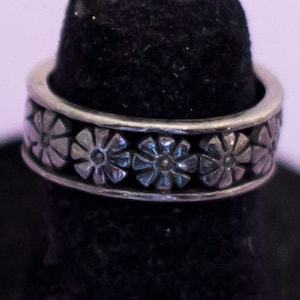 Vintage Sterling Silver Daisy Band Ring Size 5 - AB9