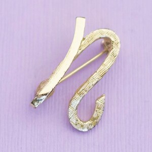 Broche elegante con letra N en tono dorado vintage - AB10a