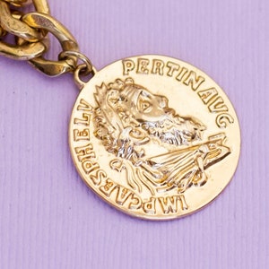 Vintage Gold Tone Mid Century Coin-like Cameo Colgante Collar con estilo 23 pulgadas - AB18