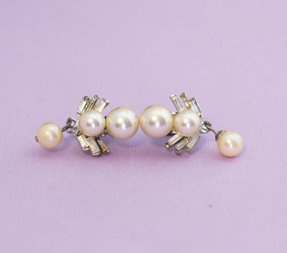 Vintage Lovely Faux Pearls Elegant Clip On Earrin… - image 1