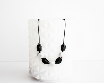 Collar de lactancia: el collar de lactancia mantiene las manos del bebé ocupadas mientras se alimenta.