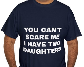 Puede incluir: Una camiseta azul marino con texto blanco que dice "You can't scare me I have two daughters".