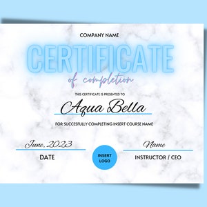 Può includere: Un certificato di marmo bianco con testo blu che recita "CERTIFICATE of completion". Il certificato viene rilasciato ad Aqua Bella per aver completato con successo INSERT COURSE NAME. La data è giugno 2023. Il nome dell'istruttore o dell'amministratore delegato è Name.