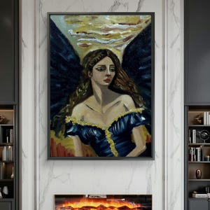 Puede incluir: Una pintura al óleo en un marco negro que representa una figura con cabello largo castaño y alas oscuras. La figura viste un vestido azul oscuro de hombros descubiertos con ribete dorado. Sobre la cabeza hay una luz dorada brillante.