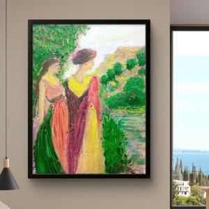 Puede incluir: Una pintura al óleo en un marco negro que representa a dos figuras en un paisaje. Una figura viste un vestido rosa y verde, mientras que la otra viste un vestido amarillo y morado. El fondo muestra árboles verdes, un cielo claro y agua.