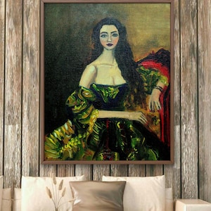 Puede incluir: Una pintura al óleo en un marco marrón que representa a una persona con cabello largo y oscuro que viste un vestido verde oscuro con detalles dorados. La persona está sentada sobre un fondo oscuro, apoyando un brazo en una superficie roja.