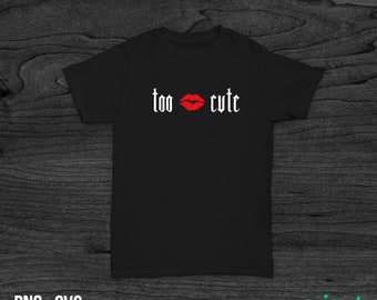 Può includere: Maglietta nera con il testo "too cute" in bianco in font gotico e una stampa di labbra rosse tra le parole.