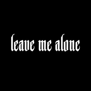 Pu&ograve; includere: Testo bianco su sfondo nero che dice "leave me alone" in font gotico.