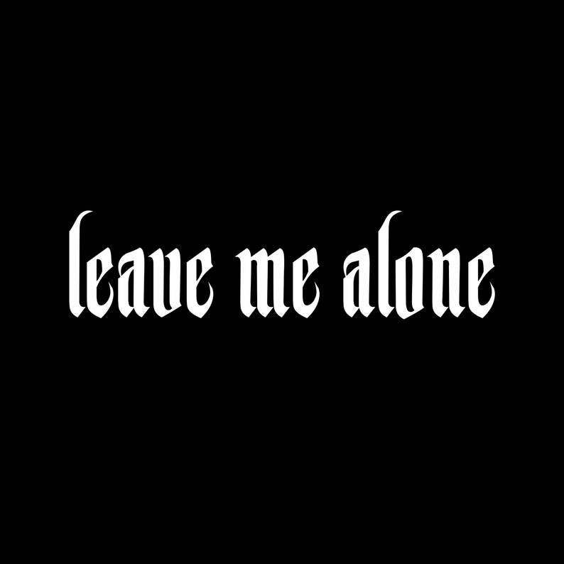 Pu&ograve; includere: Testo bianco su sfondo nero che dice "leave me alone" in font gotico.