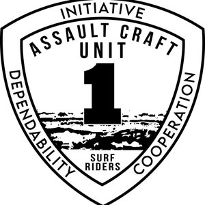 Può includere: Grafico in bianco e nero di uno scudo con il testo "Assault Craft Unit" e "Initiative" in alto, "Dependability" a sinistra e "Cooperation" a destra. Il numero "1" è al centro dello scudo, e il testo "Surf Riders" è in basso.