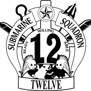 Può includere: Illustrazione in bianco e nero di un emblema di squadriglia di sottomarini. L'emblema presenta una bussola con le parole "Submarine Squadron" e "Willing, Ready, Able". Il numero "12" è visualizzato in modo prominente al centro, circondato da due pesci. Le parole "Twelve" sono visualizzate nella parte inferiore dell'emblema.