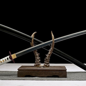 Espada katana de anime en blanco y negro, acero 1045 con filo afilado como una navaja.