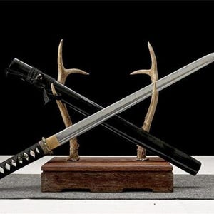 Espada Wakizashi de acero T10 hecha a mano, afilada como una navaja con saya lacada.