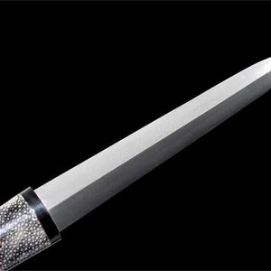 Espada Tanto fabricada en acero T10 con saya de cuerno de buey y empuñadura de piel de raya.