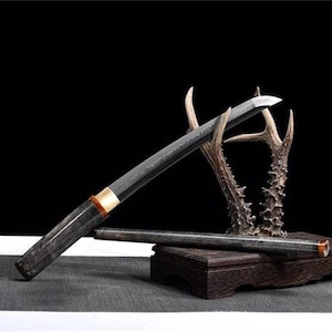 Espada Tanto hecha a mano, hoja T10 templada con arcilla y saya de cuerno de buey.
