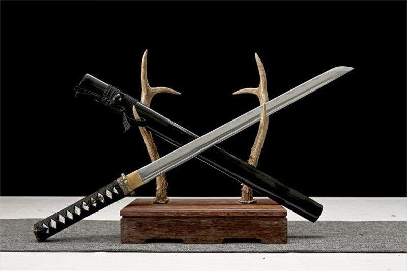 Wakizashis aiguisés, sabres courts des samouraïs #Terressens