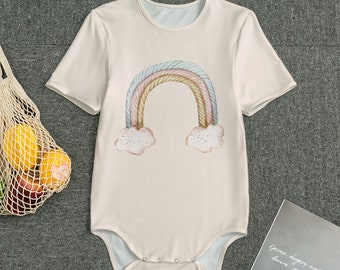 Könnte beinhalten: Ein hellbeige Baby-Body mit kurzen Ärmeln. Der Body zeigt ein Aquarell-Regenbogen-Design in Pastellfarben Blau, Rosa und Gelb, mit flauschigen weißen Wolken. Der Body hat Druckknöpfe am unteren Ende.