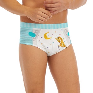 Może przedstawiać: Biała bielizna z kreskówkowym wzorem żyrafy i księżyca. Bielizna ma jasnoniebieski, pasiasty pas i panele boczne z grafiką agrafki. Kolorowe kropki są rozrzucone po przodzie.