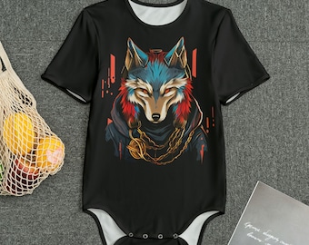 Könnte beinhalten: Schwarzer Baby-Body mit einer stilisierten Wolfsillustration. Der Wolf hat blaues, rotes und braunes Fell mit goldenen Kettendetails. Der Body hat kurze Ärmel und einen runden Ausschnitt. Eine Netztasche mit Obst und ein Buch befinden sich im Hintergrund.