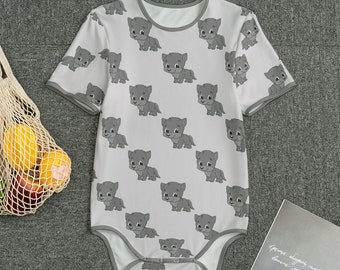 Könnte beinhalten: Ein hellgrauer Baby-Body mit kurzen Ärmeln und rundem Halsausschnitt. Der Body ist mit einem sich wiederholenden Muster aus grauen Cartoon-Wolf-Illustrationen versehen. Die Einfassung ist grau. Eine wiederverwendbare Einkaufstasche mit Obst befindet sich im Hintergrund.