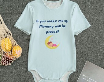 Könnte beinhalten: Hellblauer Baby-Body mit kurzen Ärmeln. Der Body zeigt den Text "If you wake me up, Mommy will be pissed!" über einer Illustration eines Babys, das auf einem Mond schläft. Der Body ist aus weichem Stoff gefertigt.