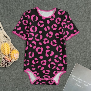 Puede incluir: Un body de manga corta negro y rosa con estampado de leopardo.