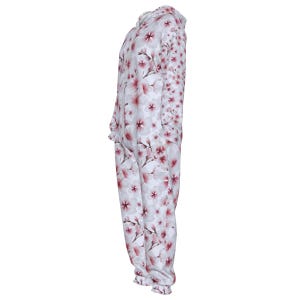 Puede incluir: Mono blanco con un estampado floral de flores de cerezo rosas y grises. El mono con capucha tiene mangas y perneras largas, con un corte holgado. La tela es suave y cómoda.