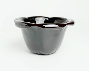 Maceta vintage de cerámica Blue Mountain Pottery con forma de tulipán esmaltada en marrón oscuro. Hecha en Canadá.