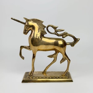 Unicórnio de floresta medieval mítico de latão vintage em uma base dourada ornamentada