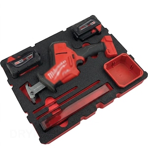 Puede incluir: Un kit de sierra recíproca Milwaukee FUEL Hackzall rojo y negro. El kit incluye la sierra, dos baterías, un pequeño recipiente rojo y una cuchilla, todo en un inserto de espuma negro.