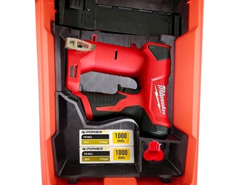 Könnte beinhalten: Ein rotes Milwaukee Stiftnagler-Werkzeugset in einem roten Koffer. Das Set enthält den Nagler, zwei Kartons Powerfit Stiftnägel und ein schwarzes Aufbewahrungsfach. Der Nagler ist ein kabelloses Werkzeug.