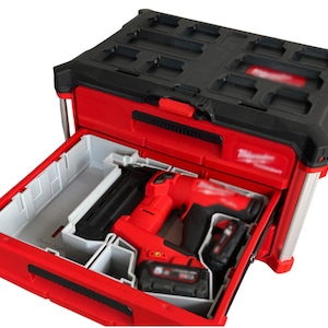 Puede incluir: Caja de herramientas roja y negra con una bandeja extraíble. La bandeja contiene una herramienta eléctrica roja y negra con una batería.