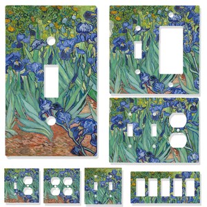 Op de afbeelding: Een set decoratieve lichtschakelaar covers met een print van Vincent van Goghs "Irissen" schilderij. De covers tonen blauwe irissen, groene bladeren en een getextureerde achtergrond. Verschillende configuraties zijn inbegrepen.