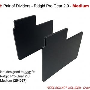 以下が含まれることがあります： Ridgid Pro Gear 2.0 Mediumツールボックス用の黒い仕切り板のペア。画像には、Ridgid Pro Gear 2.0 Mediumツールボックスモデル254067に適合するように設計された、独特の形状の2つの仕切り板が表示されています。