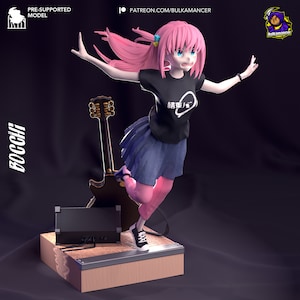 Puede incluir: Un personaje de anime de pelo rosa que lleva una camiseta negra con texto japonés, falda azul y pantalones rosas, de pie en una plataforma de madera con un amplificador negro y una guitarra eléctrica negra. El personaje sostiene un micrófono y tiene una expresión decidida en su rostro. El texto de la camiseta dice "結束/始".