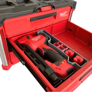 Könnte beinhalten: Eine rot-schwarze Werkzeugkiste mit geöffneter Schublade, die einen roten Nagler, Batterien und Zubehör zeigt. Die Werkzeugkiste besteht aus strapazierfähigem Kunststoff und hat einen schwarzen Deckel.